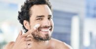 Hombre aplicando su rutina diaria de skincare