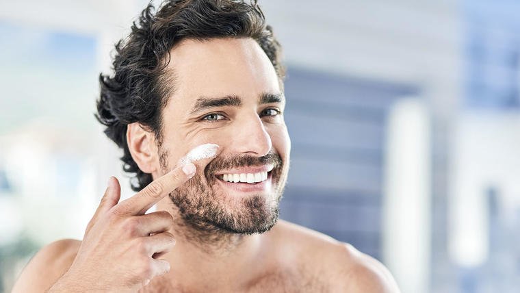 Hombre aplicando su rutina diaria de skincare